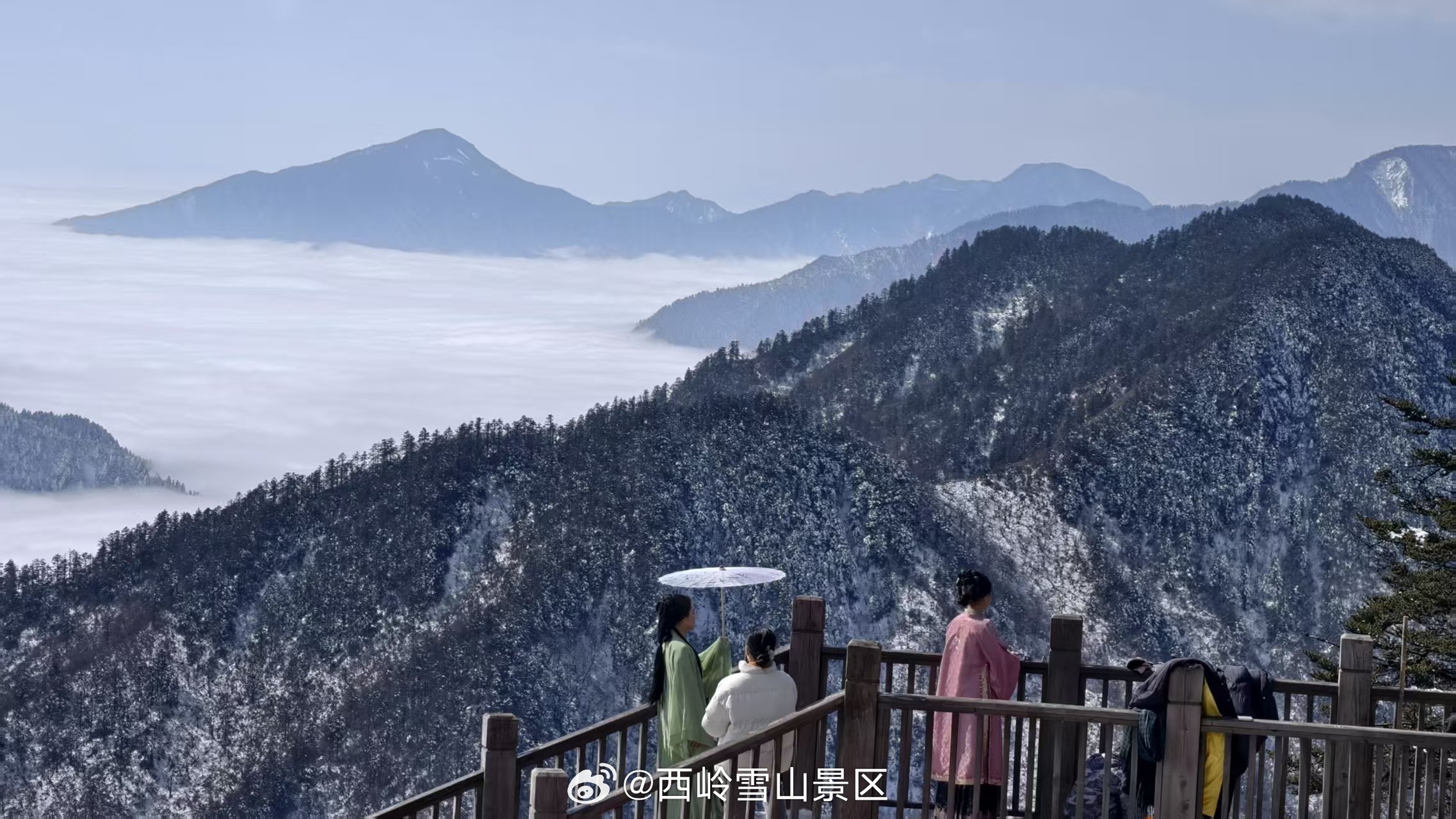 云海苍茫，山色空蒙，心随景动。🌄🏔️ ​​​