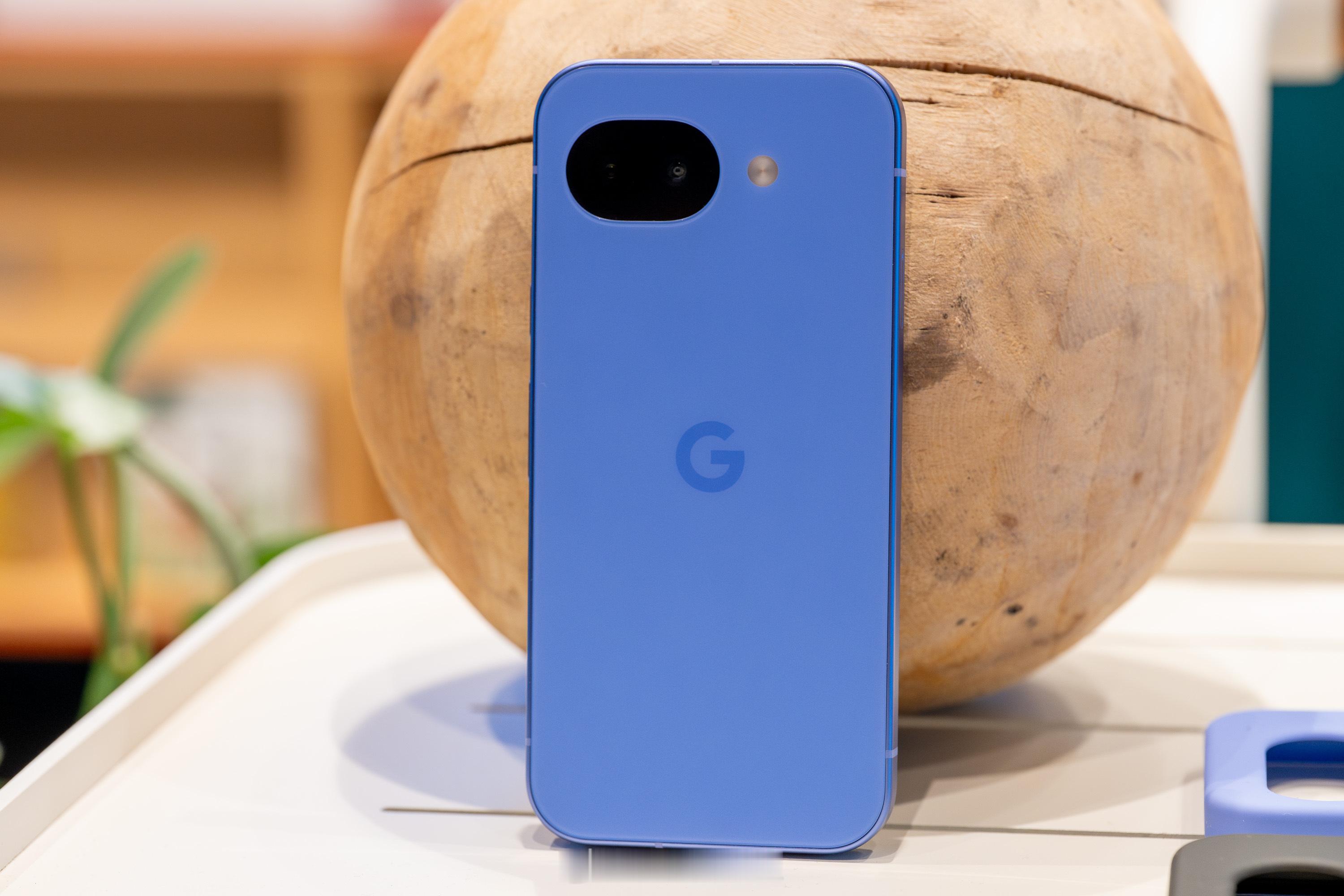 谷歌Pixel 10a正式发布，和前代相比外观上最大的变化就是摄像头完全做平了，