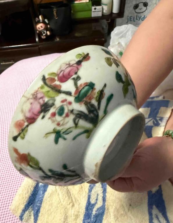 婆婆从碗柜最里翻出只旧瓷碗，白地画粉牡丹绿叶子，颜色挺艳高足，只是碗沿磕个小豁口