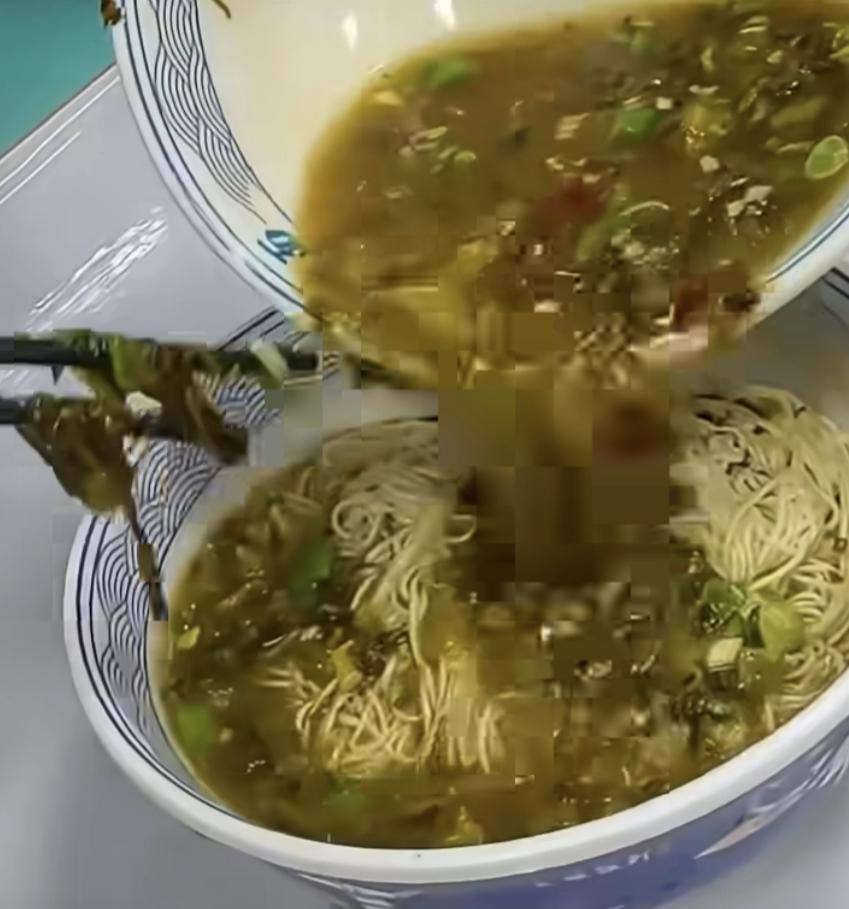 男子牛肉面里没见肉
新疆，男子15元点一份牛肉拉面，翻了半天没吃到牛肉，于是要求