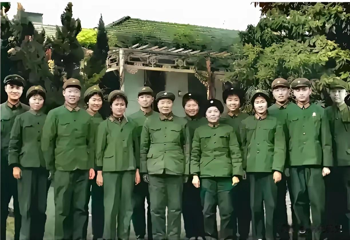 全家参军现代版的“杨家将”

1974年春节开国上将杨得志将军和子女家人们的一张