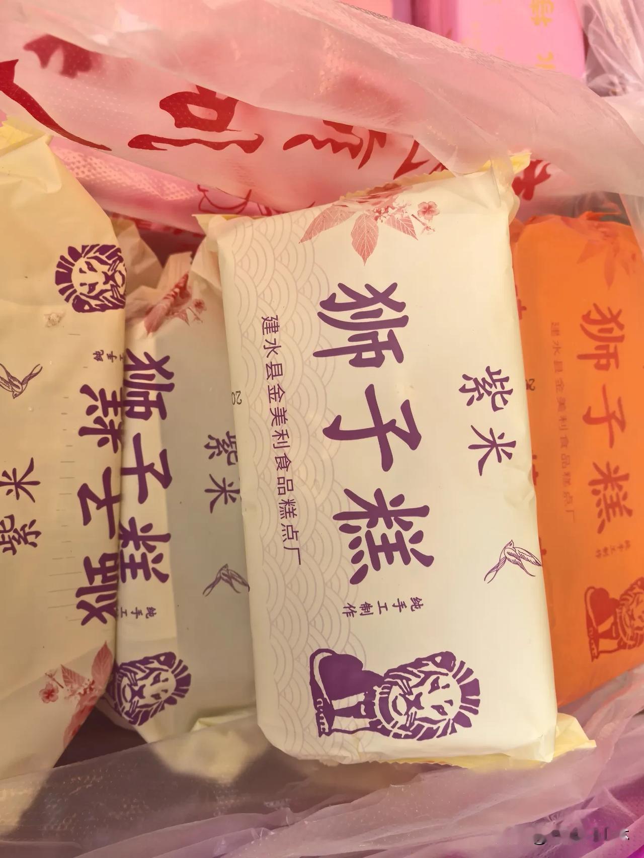 七律·建安狮子糕
滇南建安韵绵长，
糕馔珍馐誉四方。
清季后期呈妙制，
荣香斋内