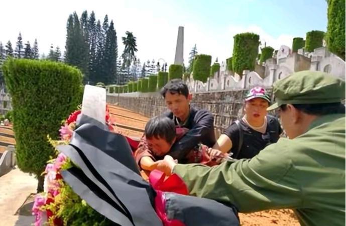 1984年，河南一位战士结婚第5天就奔赴老山前线，后不幸牺牲。可没想到，阵亡消息