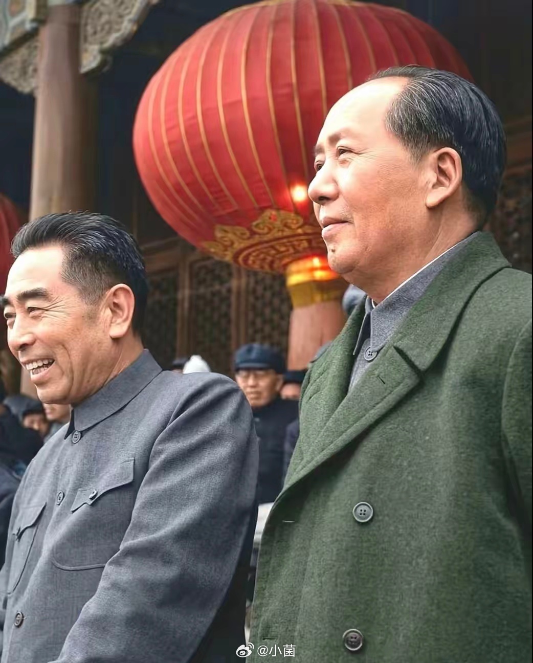 在天安门城楼上，毛主席与周总理并肩的身影，成为新中国历史的经典画面。1966年国