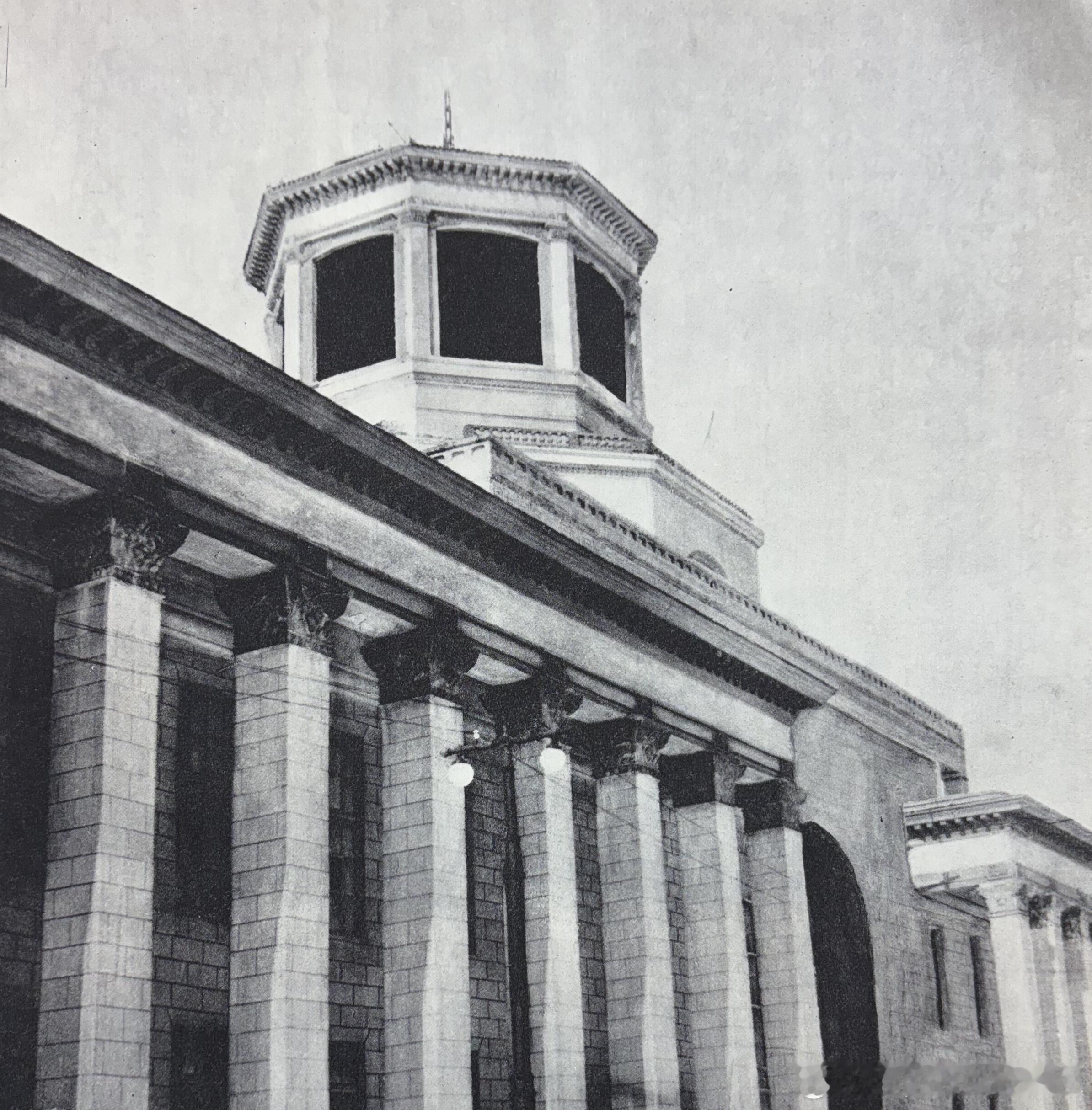 1956年新建中的平壤火车站，车站建筑面积9547平方米，内有可容纳1800名旅