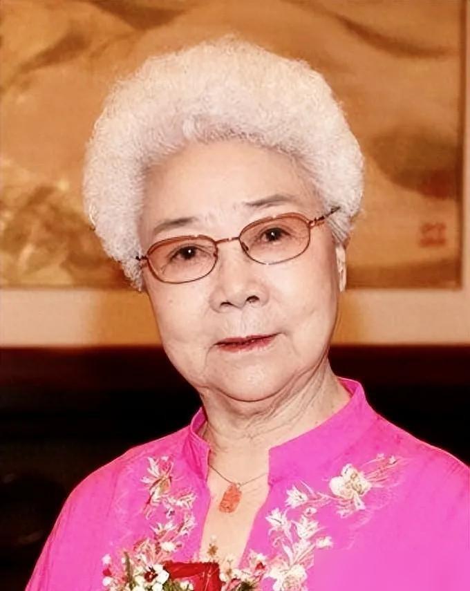 全网都在夸田华，而我就不明白了，为什么现在98岁了，正军级离休月薪三万还住老房子