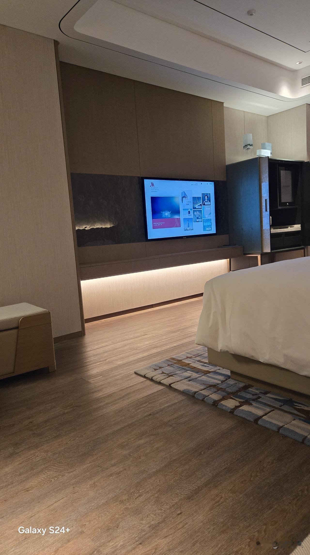 友友们今天太累了
做了五个小时高铁
帮闺蜜在酒店布置房间
一直到现在晚上十一点