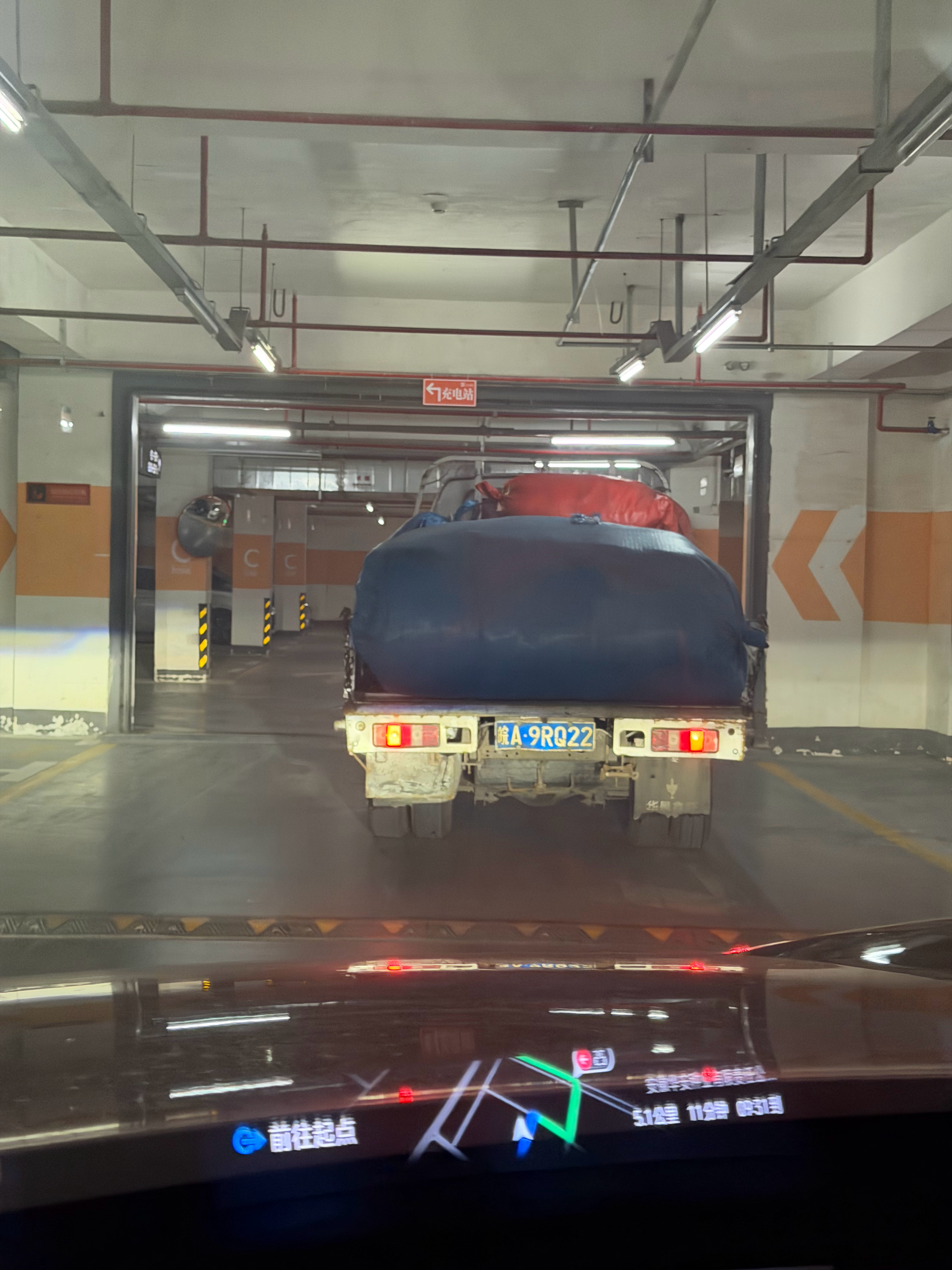 大清早的看到远光车，出门被照瞎狗眼小米YU7魔法对轰失败，应该开大G的。