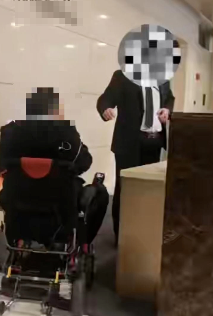 #残障人士称坐电动轮椅进大楼遭驱赶#【残障人士坐电动轮椅进大楼遭“驱赶”？涉事保