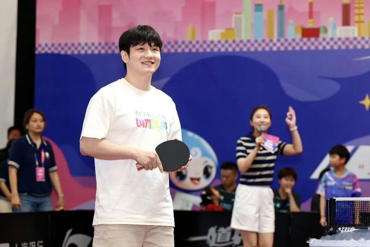 Cr.上海体育公众号樊振东笑起来太可爱了！ 
