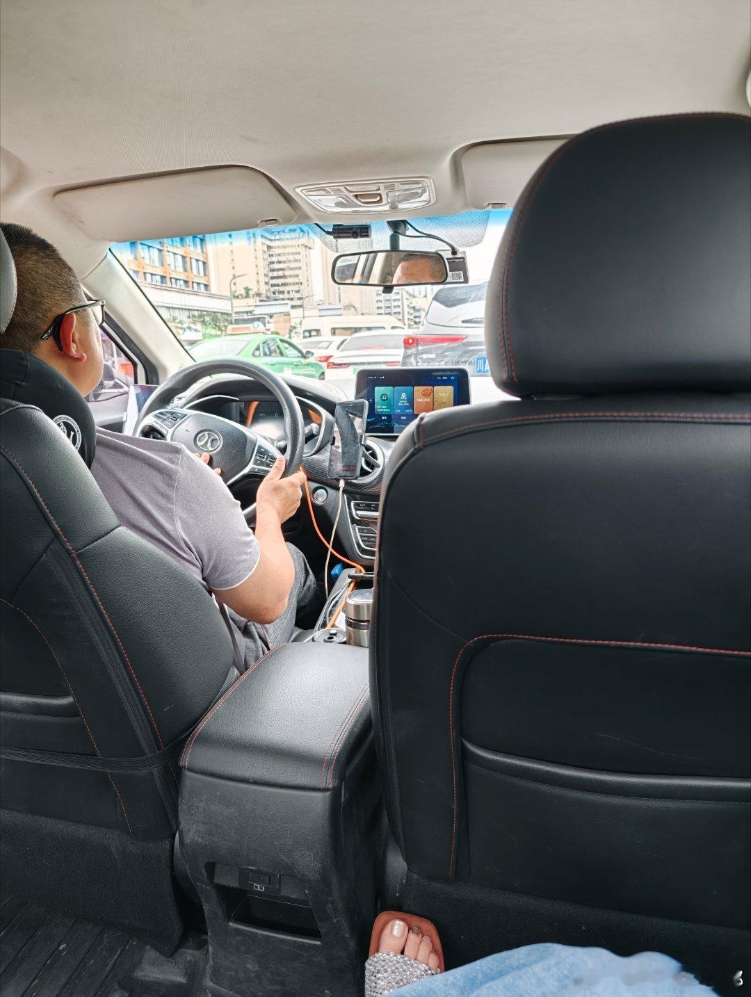 为什么你要超高频的重踩油门重踩刹车啊不晕车的人都要整晕了动能回收➕不顾别人死活的