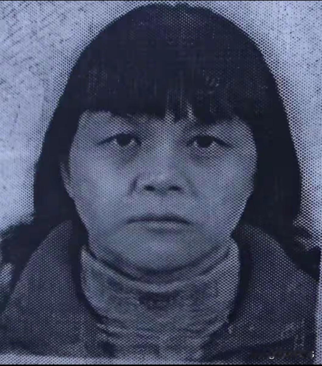 “梅姨”（谢家梅）的证件照曝光！第一眼看到眉毛感觉就是个恶人！

近日，澎湃新闻