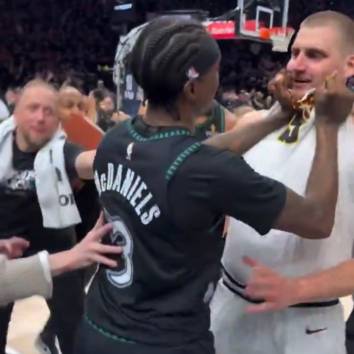 NBA官方：约基奇因参与冲突被罚5万美元，兰德尔被罚3.5万美元。没有人因此被禁