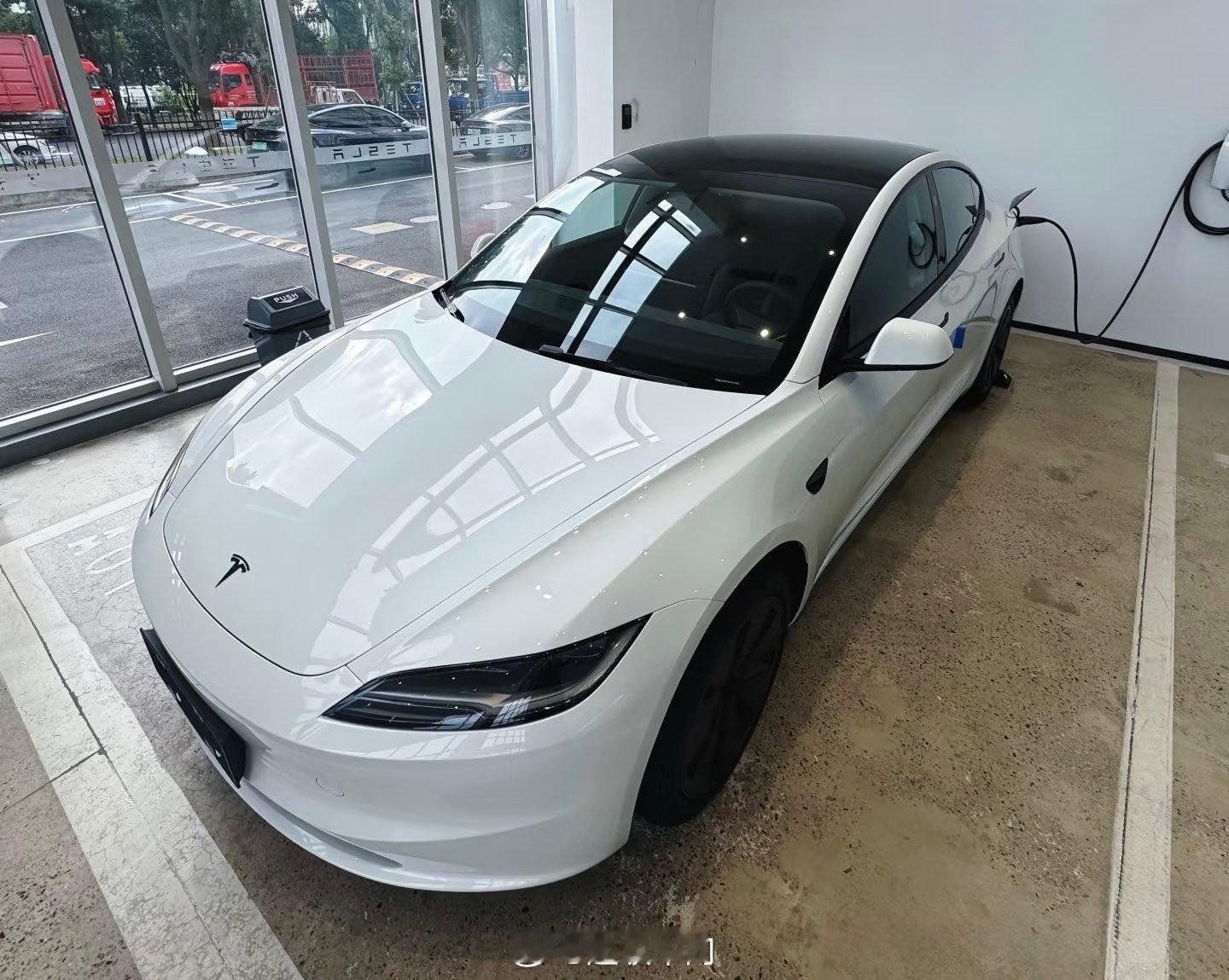 更新后的官方“黑武士”Model 3，新的黑标带前保险杠摄像头，感觉怎么样～特斯
