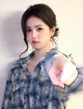 白鹿路边下车抓私生 娱乐圈双璧之一的白鹿乘车外出被私生跟车尾随。或许是真的生气了