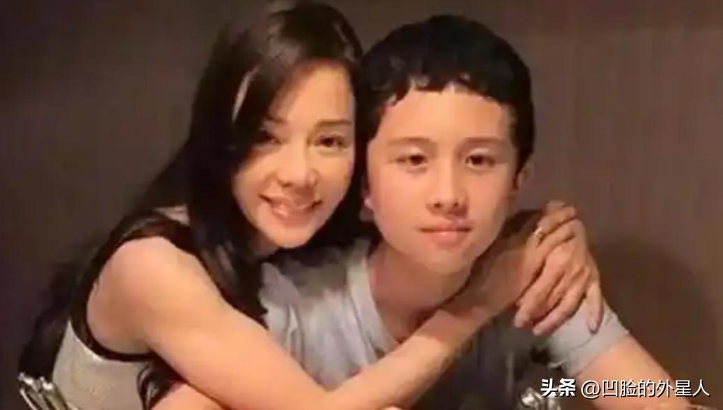 “这是恐怖片”，5岁那年，孙安佐被妈妈带着参加“接吻大赛”，两人嘴对嘴亲了3个小