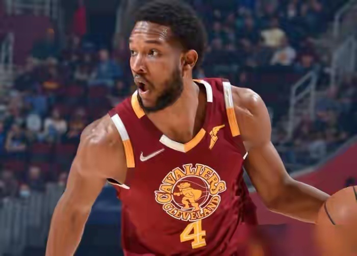 骑士东部无敌了？别逗了，先看看这套首发阵容的“玻璃”属性吧。 莫布利左膝大伤，缺