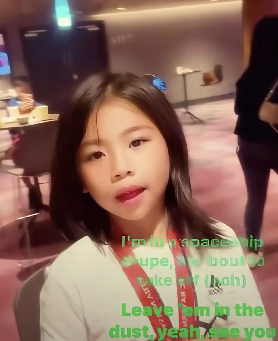 何超盈的女儿“荷包蛋”慢慢的长开了，圆润可爱的脸蛋有点像外婆梁安琪。
“荷包蛋”