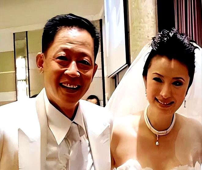 灯光灼人时，酒杯碰得脆响，他却捧着茶坐在角落。
2008年，女商人陈坚红被这份清