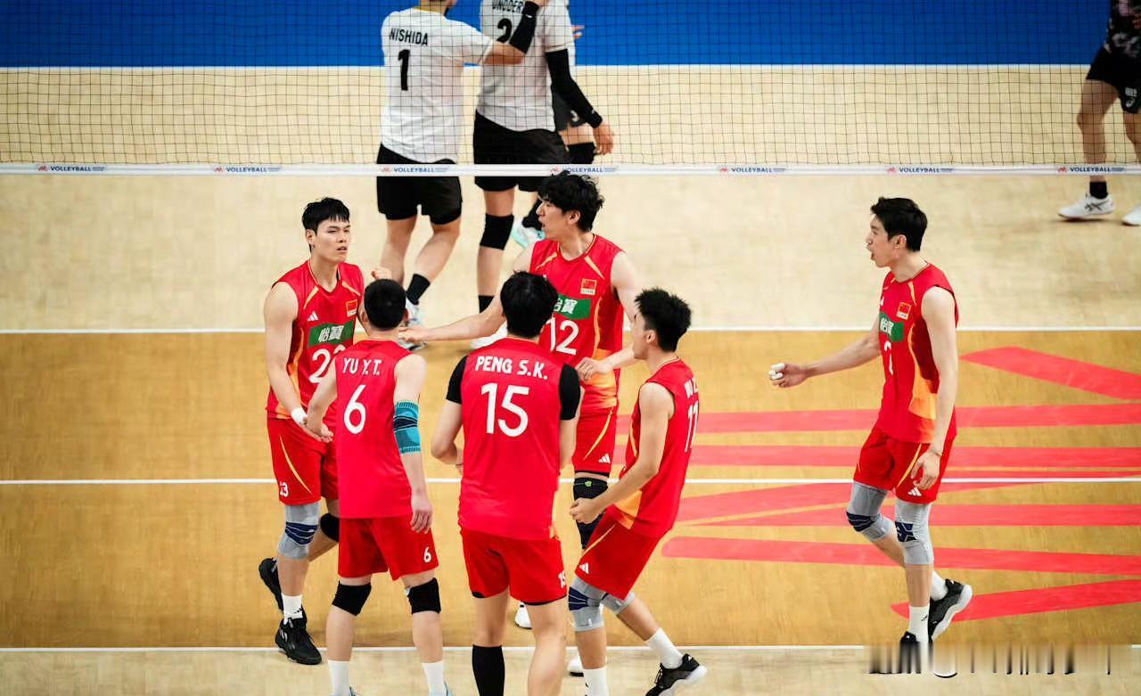 临沂站交锋结束！中国男排与日本男排鏖战三局，以1-2惜败。首局23-25、次局2