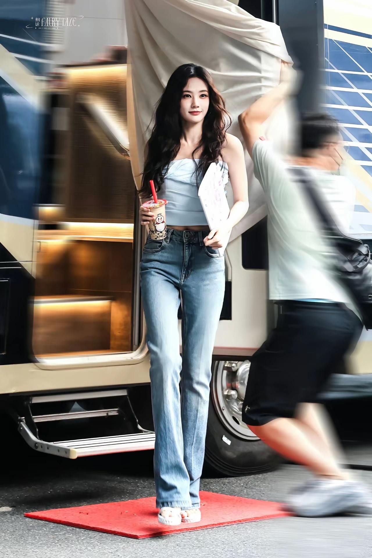 李一桐这么大的明星也吃蜜雪冰城，非常接地气