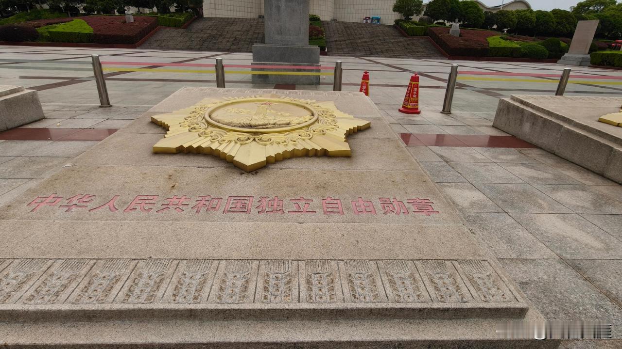 “人民共和国从这里走来”
“新中国从这里走来”
是哪两个红色景区