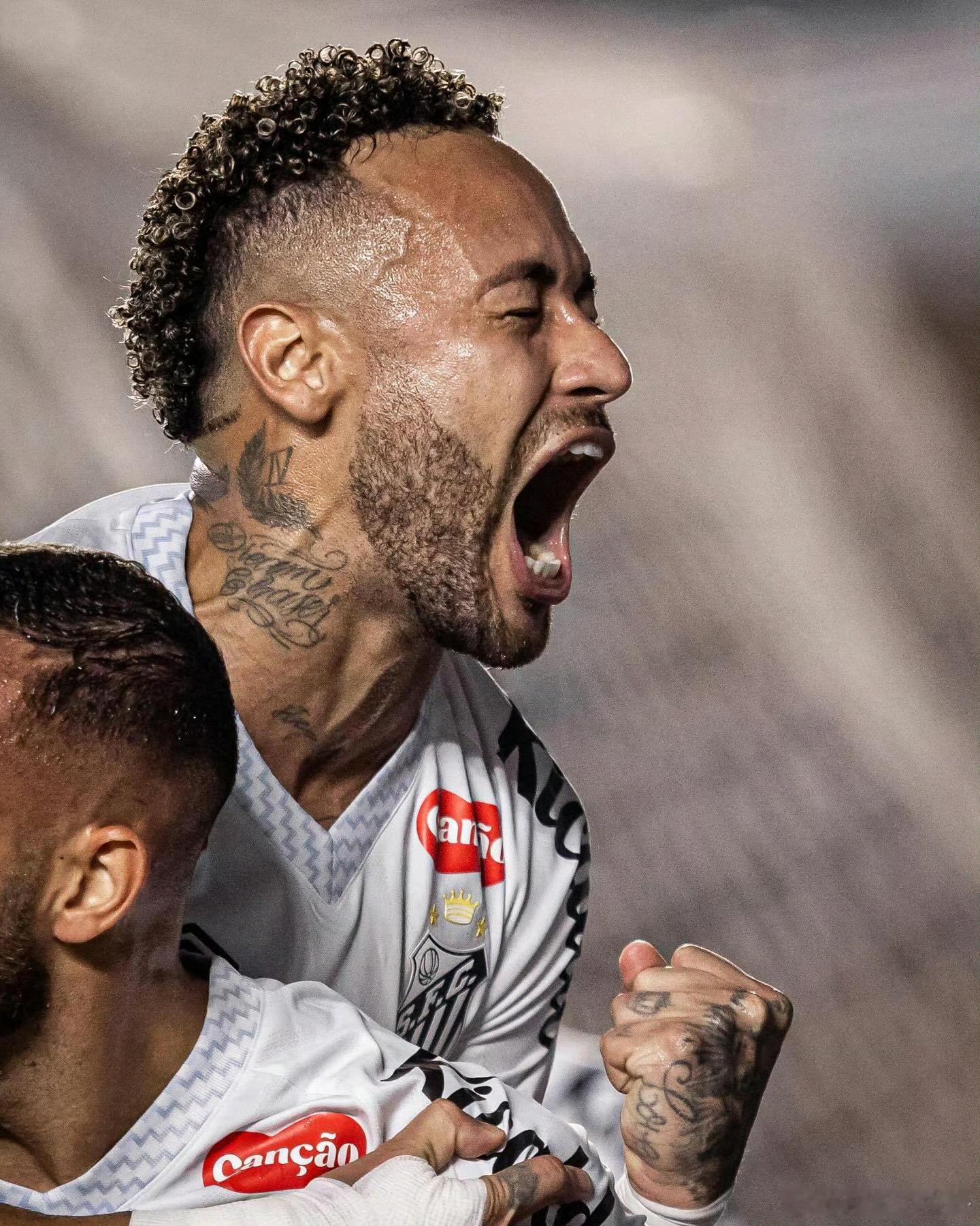 赛场上的内马尔随手拍就是好看的 