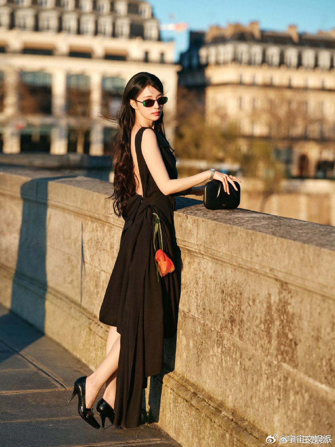 王楚然看秀很养眼王楚然巴黎看秀造型被王楚然的巴黎看秀造型惊艳到了！标准的东方美人