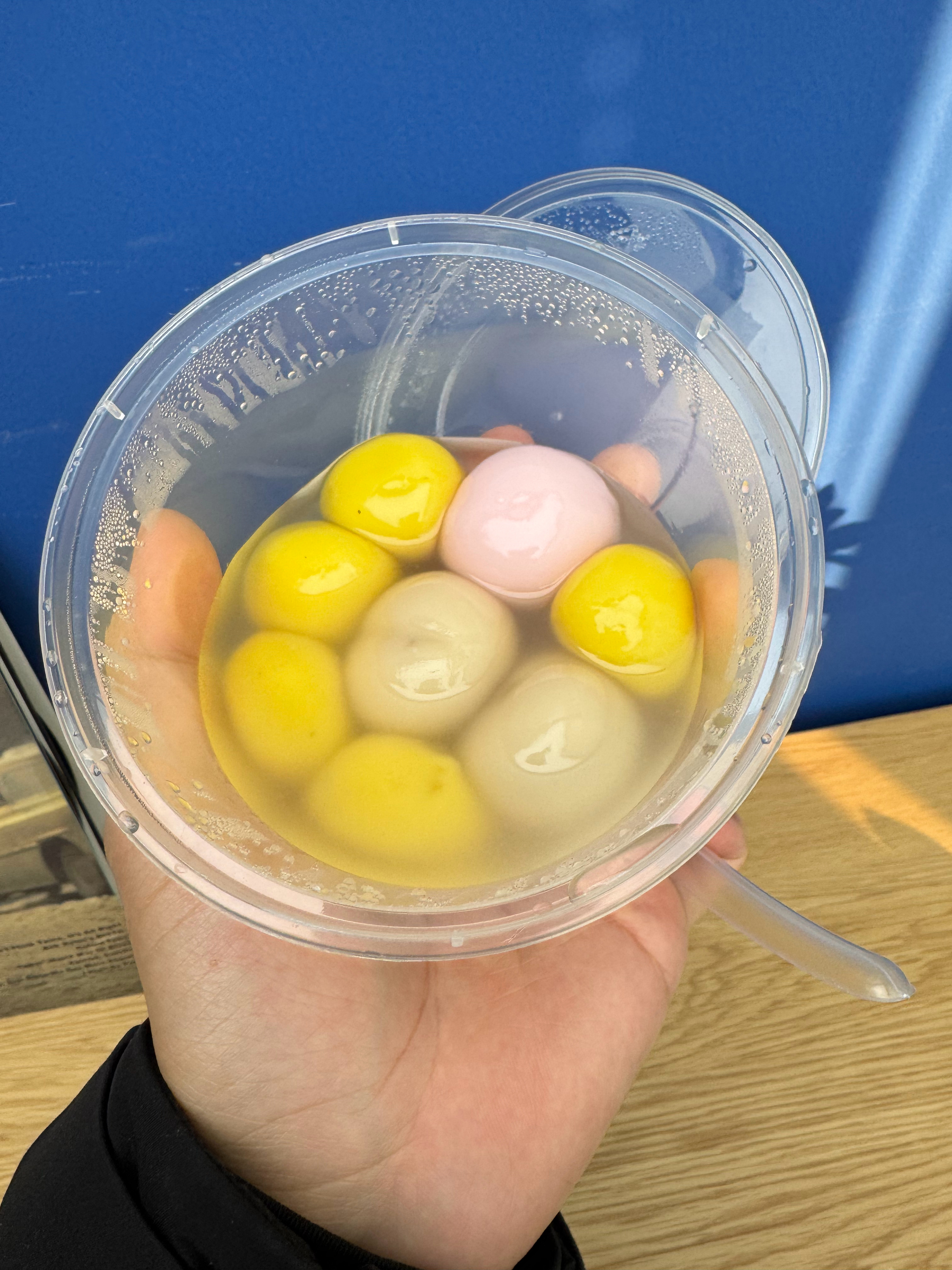 今天冬至，老板安排了汤圆吃，味道还挺多，白桃乌龙、茉莉龙井，新来的同事说，趣评测