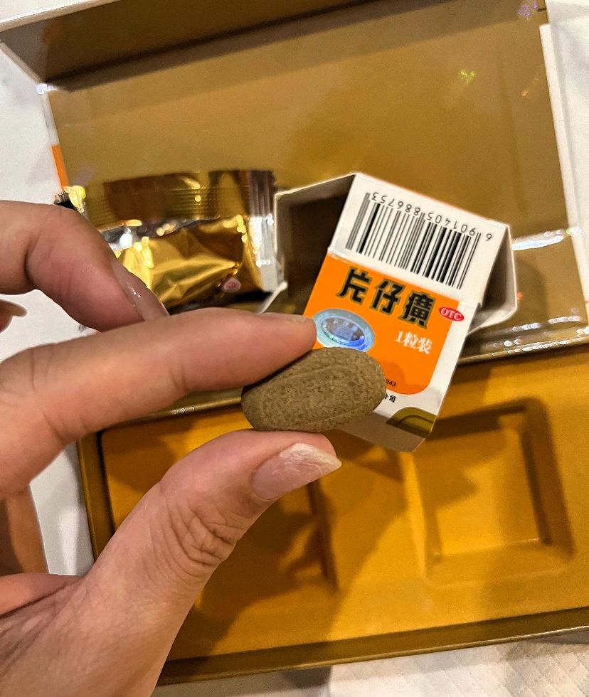 前几年我媳妇非拉着我买片仔癀，
480块一粒啊！就那么一小坨黑乎乎的玩意儿，我当