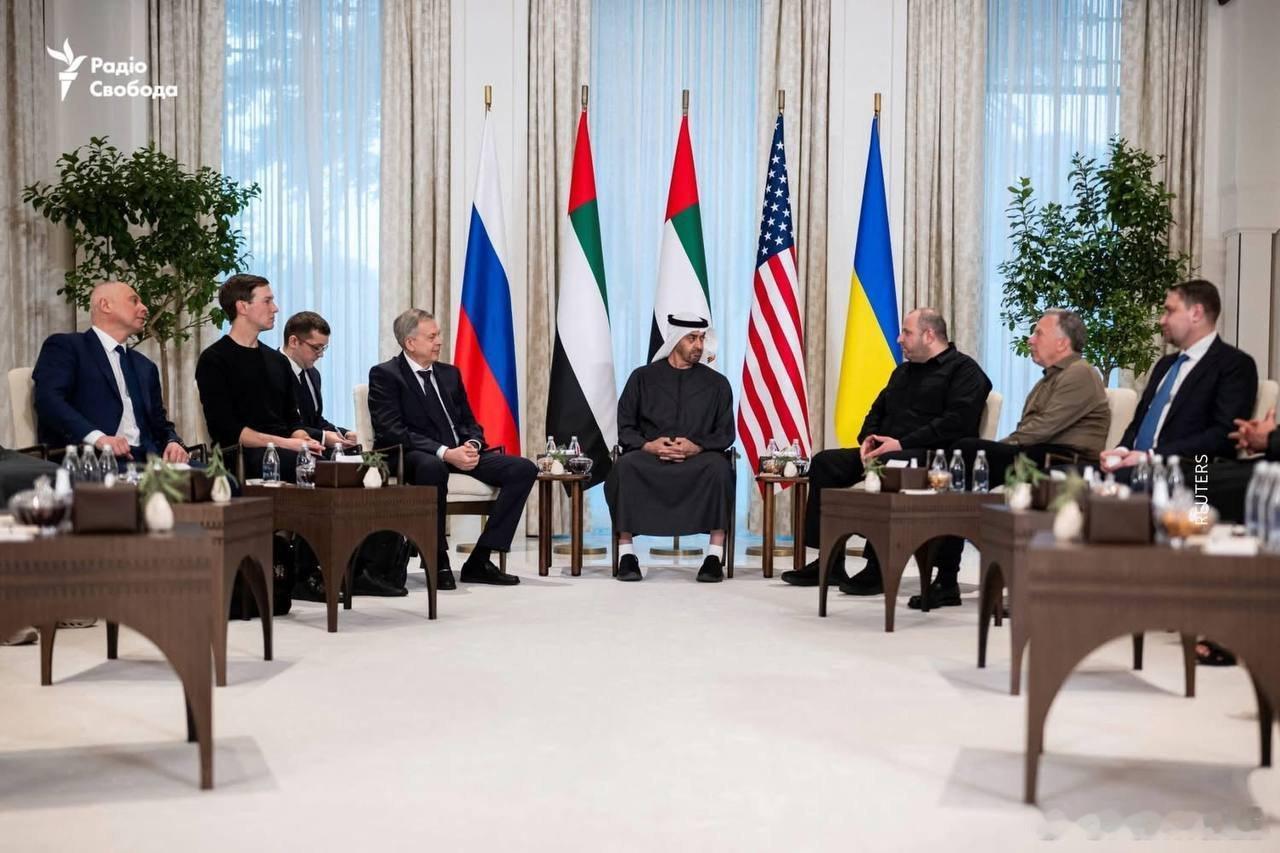 阿布扎比投降大会现场布达诺夫和大递的人在一起开座谈会。还有美国特朗普总统的女婿烽