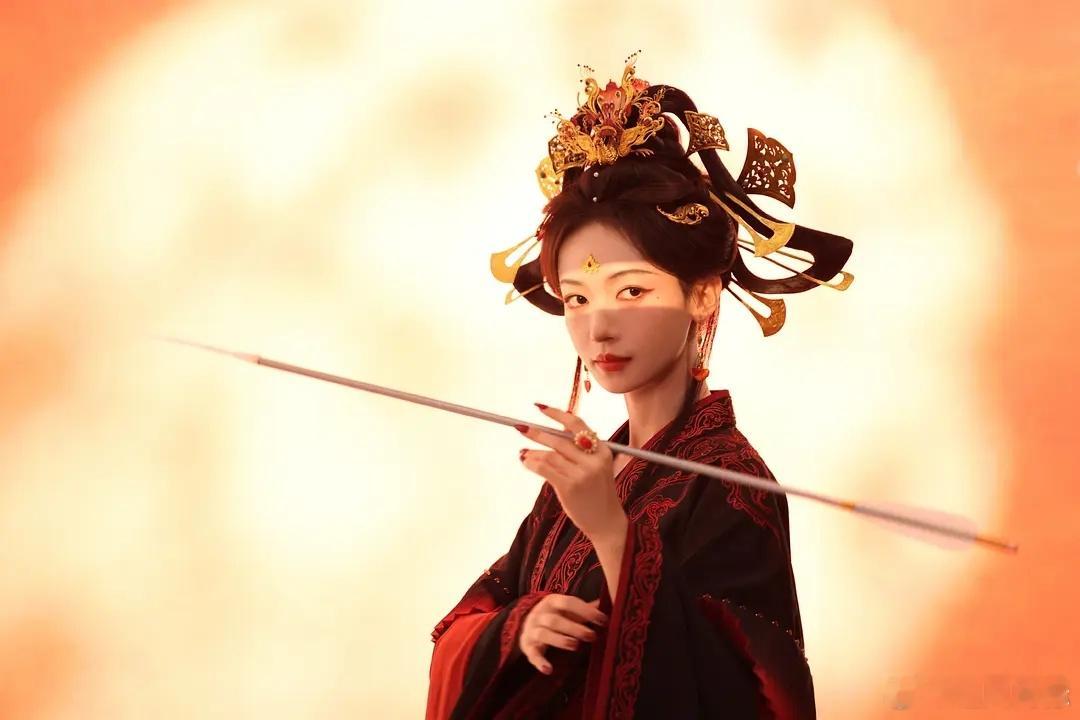 吴谨言的好看也合适。林允的头发像分分钟要散架，做得不好 