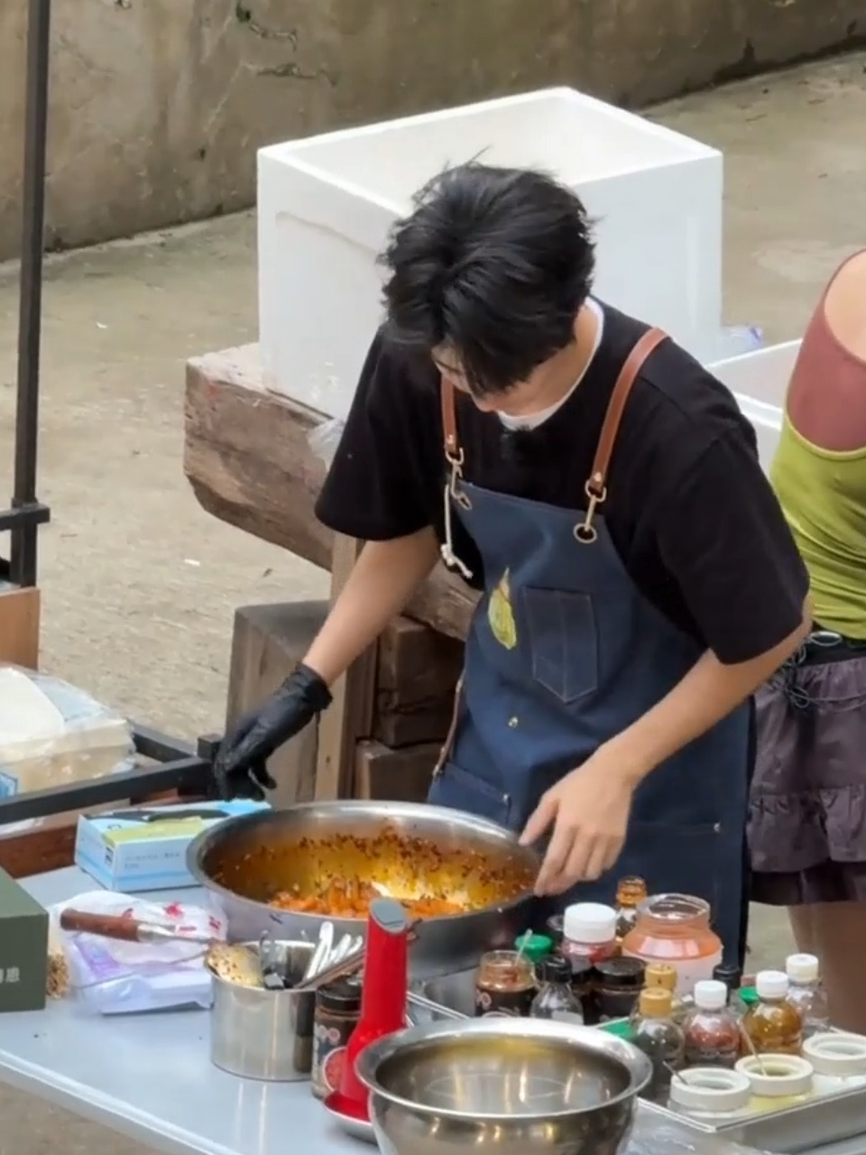 虽然有点费耳朵 但还是听到盆儿放桌上的“砰”一声加之这个放盆儿的动作 突然觉得老