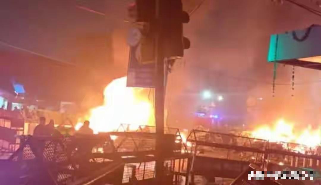 现在压力已经全部砸在莫迪头上了。新德里红堡地铁站自杀式爆炸事件，已经激发了印度疯