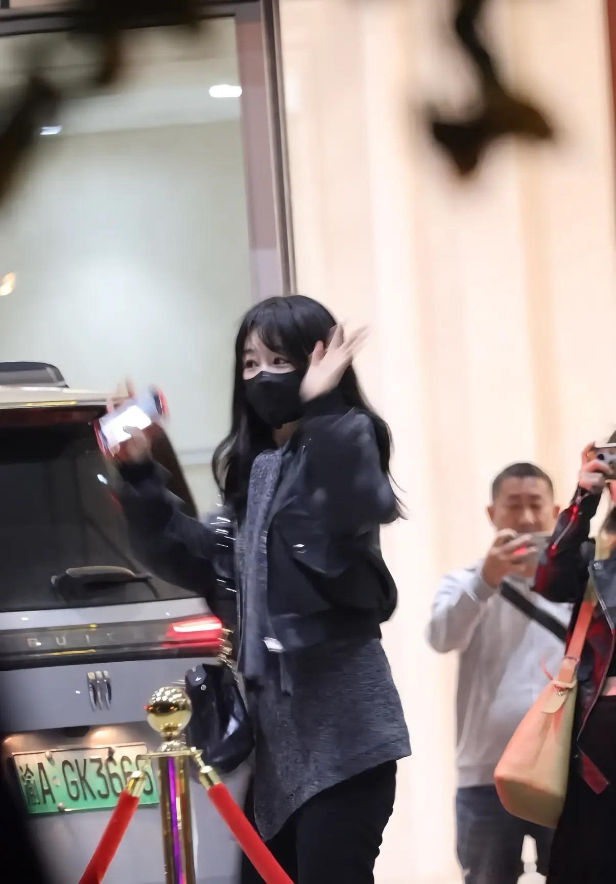 杨紫抵达重庆眉眼间的笑容这个女孩很优秀，杨紫也是我唯一喜欢演技很好的演员 