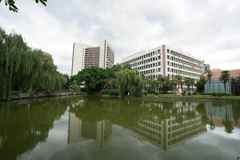 近日，西南医科大学一名辅导员于群内发表不当言论，声称若舍不得购买教材，学生可以选