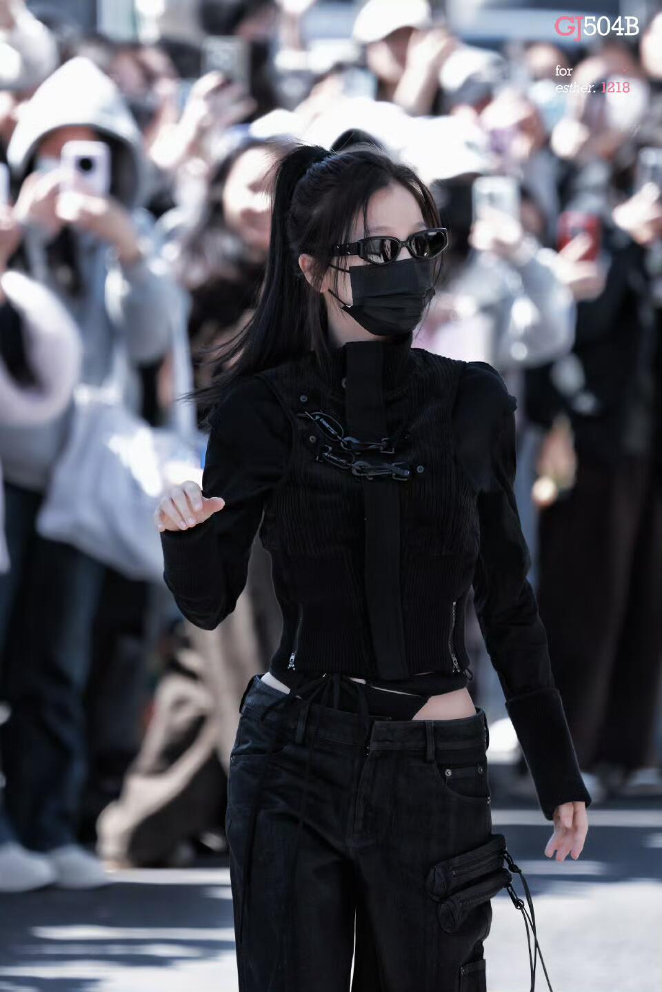 虞书欣《云初令》上班路透好爱这套look..又飒又美，小蛮腰豪爵.... 