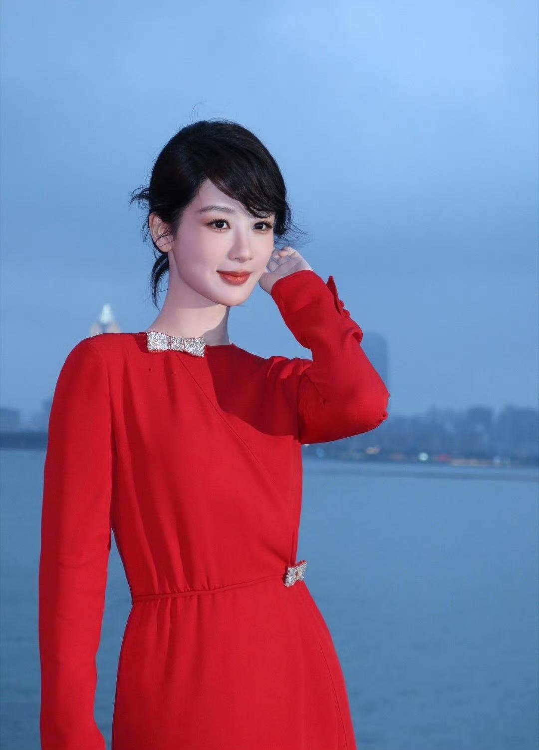 杨紫的全球限量高定红裙杀疯了！！

利落剪裁把身段勾勒得超绝，钻石碎光衬着红绸的