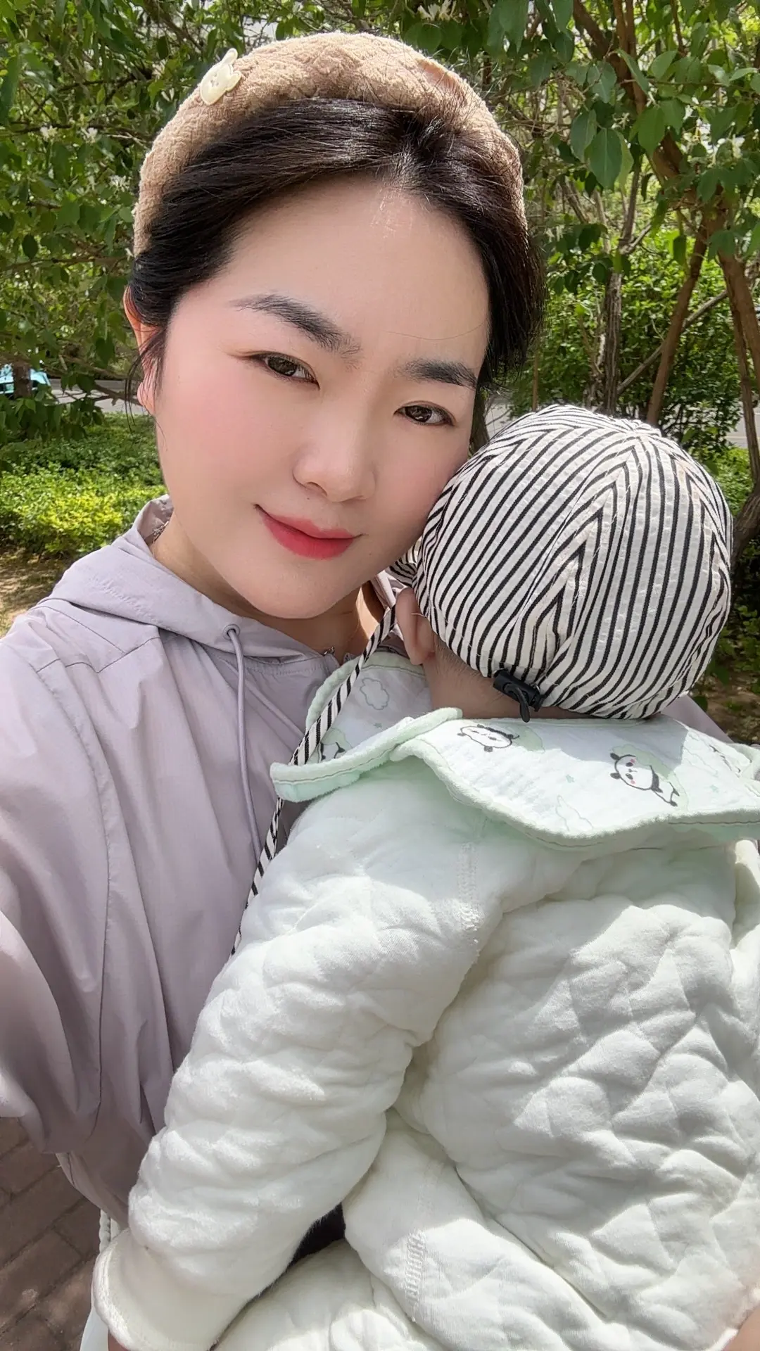 晒太阳。阳光下，妈妈轻抚着你红扑扑的小脸，树影摇曳间洒落一地温柔，连风...