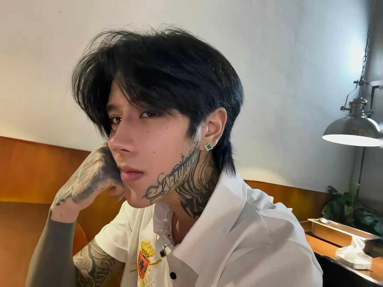 以后眼泪顺着我高挺的鼻梁流到我刀削般的下颌线