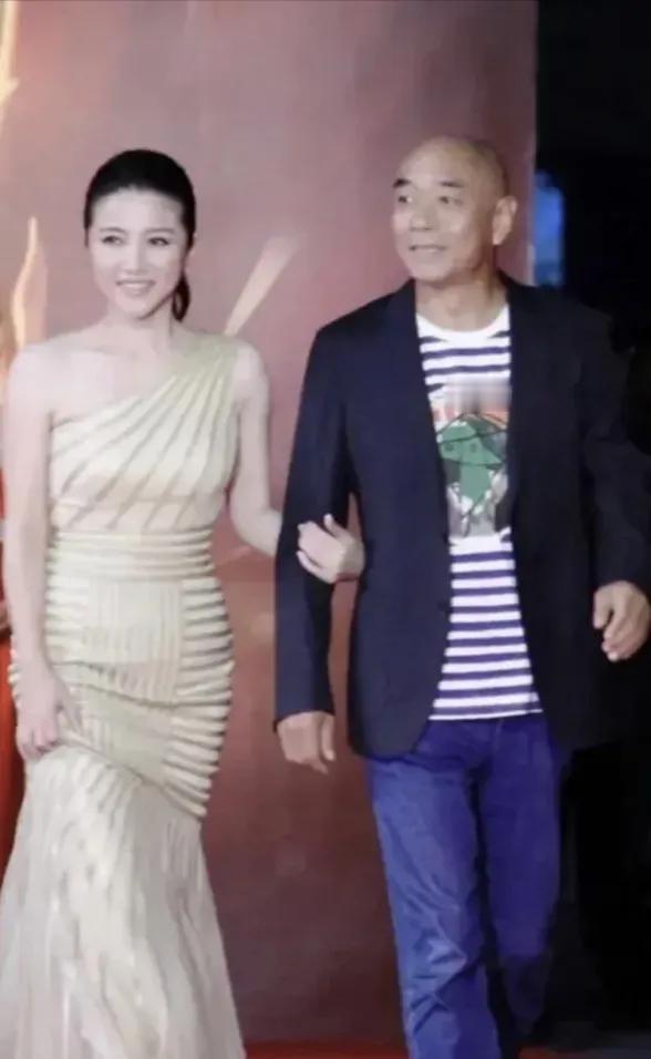 你还记得照片中的两位是谁吗？

右边陶泽如，国家一级演员，德高望重的老艺术家，实