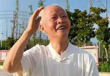 年少时他身披戎装、勇赴战场，曾孤身穿越敌军层层哨卡，冒死传送关键情报，凭一己之力