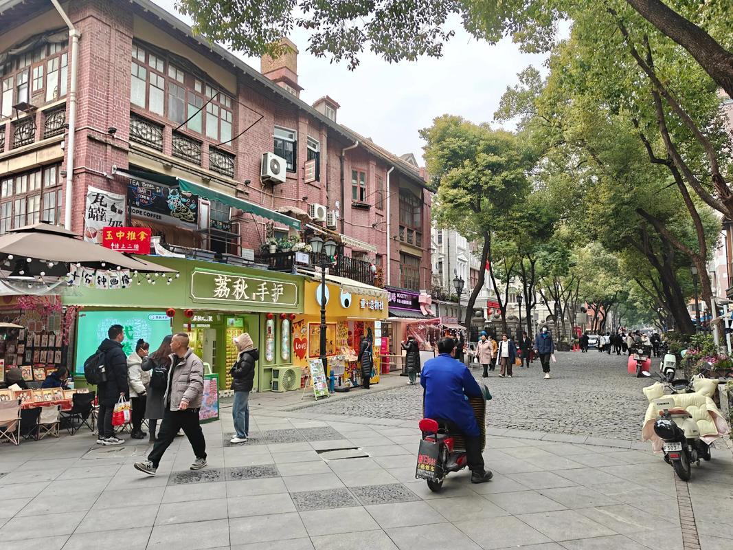 现在各地旅游景点哪哪都是文创店，真是让人哭笑不得！😩
本来冲着大好河山、历史古