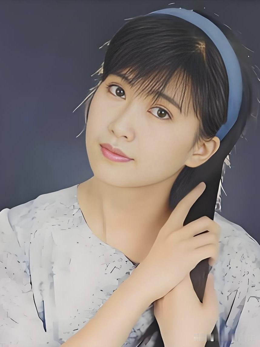 月光落在她的眉眼间，梦庭苇像一首未写完的诗——清冷、温柔，又带着旧时光的温度。她