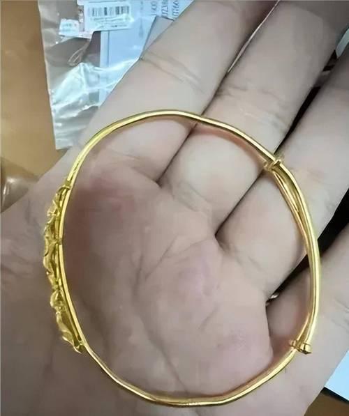 碰瓷，你也许耳闻很多，但是，你听说过黄金饰品店碰瓷顾客的吗？
前不久，一女子在某