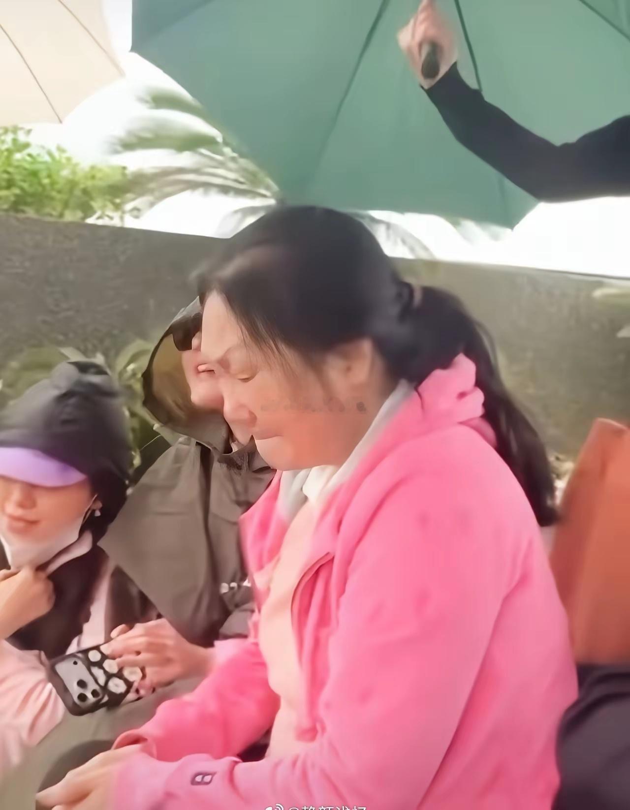 小S为大S庆冥诞，看到徐妈妈一直忍着不哭，真的好难受 ​​​