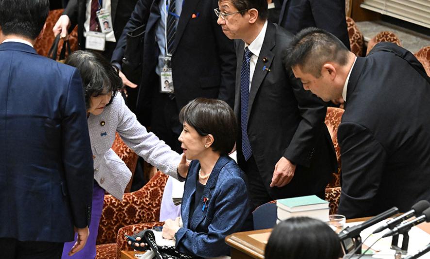 【高市早苗突然身体不适，众人立刻围上去】

高市早苗的身体开始吃不消了，在3月1