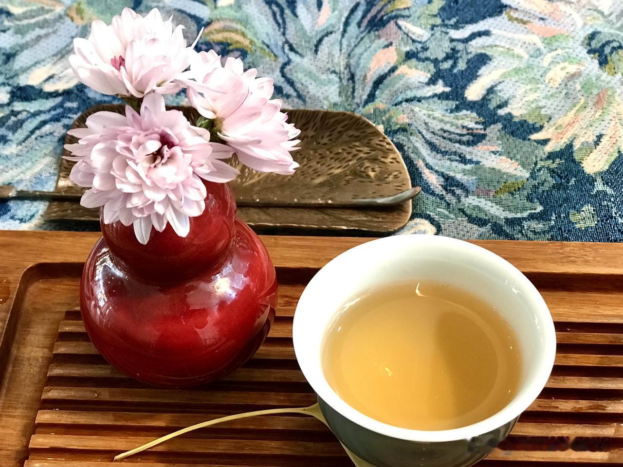 成都的秋，仿佛泼在绢上的淡金与赭红，茸茸的，带着水汽的温润；东湖，平静的水面，将