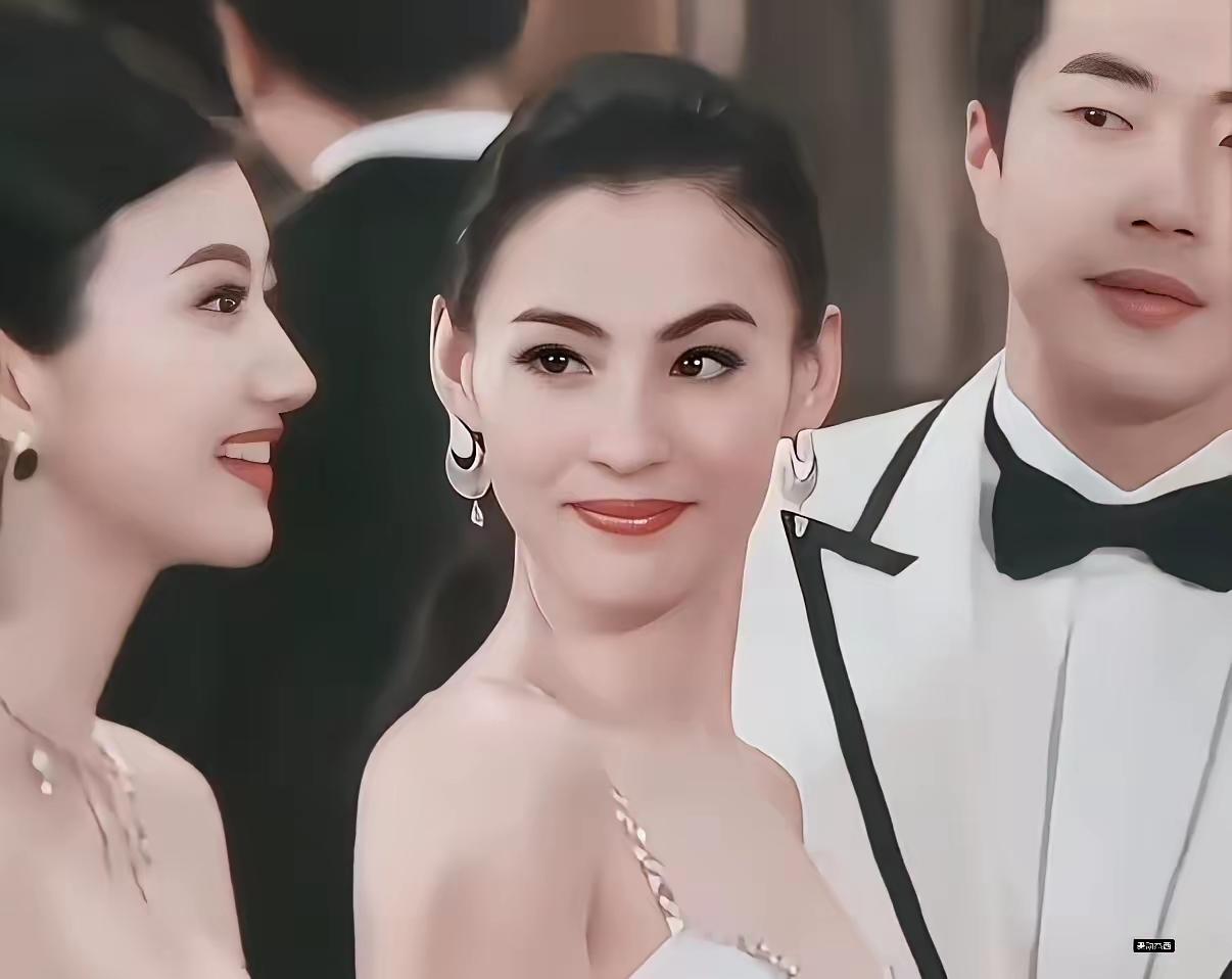 张柏芝见到了大美女，偶遇美女的那瞬间还是直接失神驻足，眼睛里的惊叹都快藏不住。