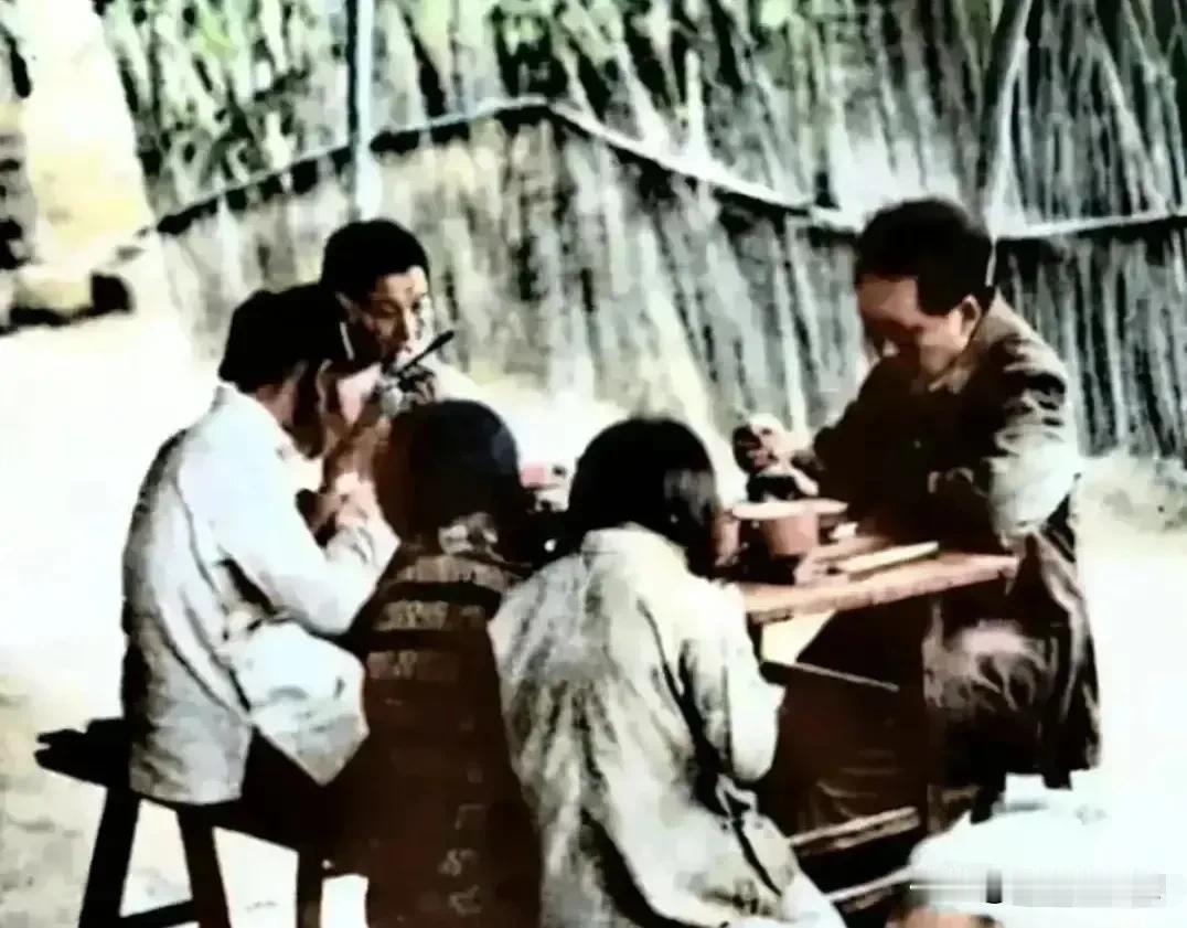 🙏请停留几秒，为伟人点个赞送朵花💐
《毛主席的简朴生活》
在延安的土窑洞里，